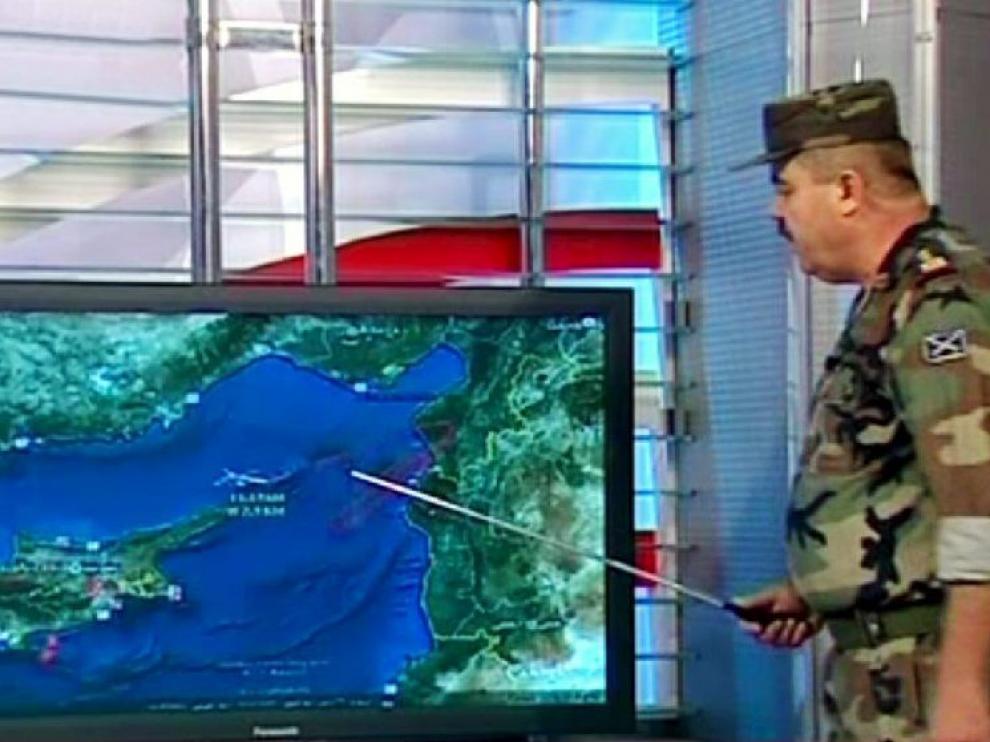 Un portavoz del ejército sirio explica el incidente en televisión.