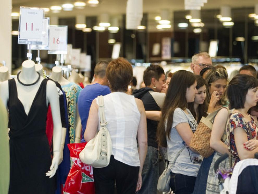 Mucha afluencia durante las rebajas de verano en Zaragoza.