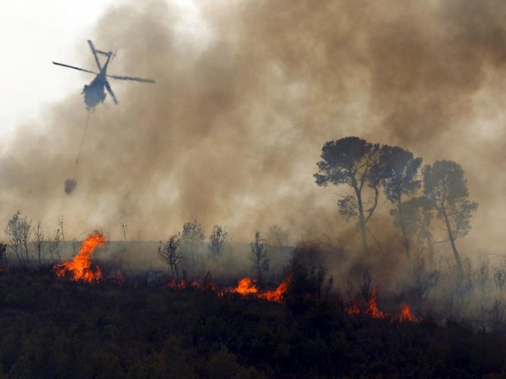 Un incendio sobrevuela uno de los focos en la provincia de valencia