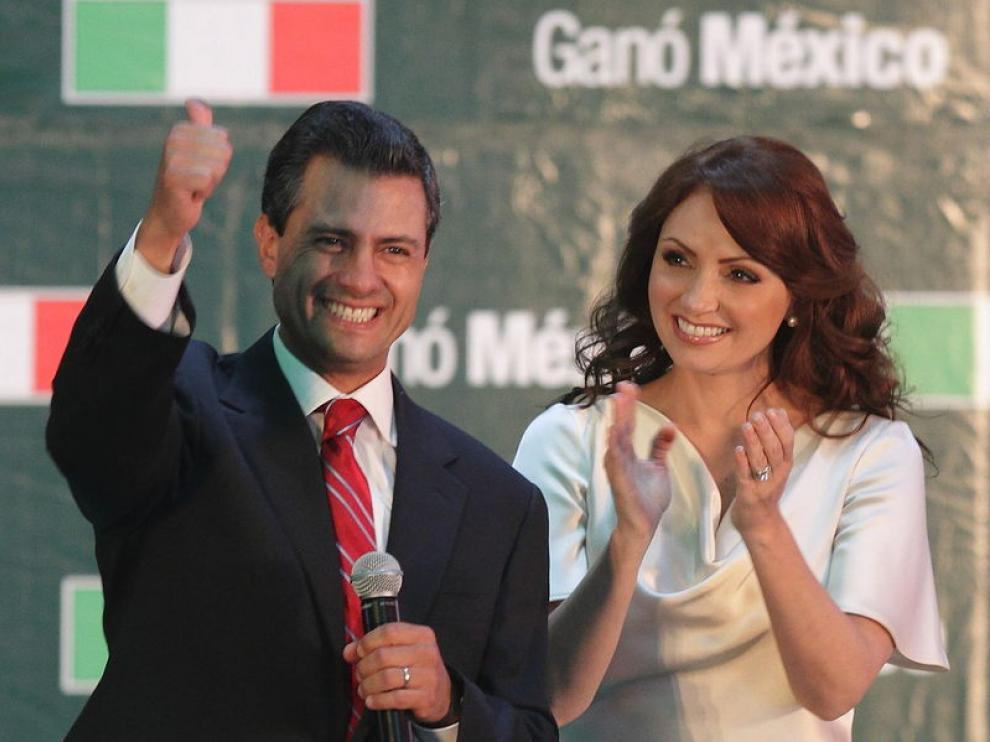 El candidato del PRI Enrique Peña Nieto junto a su esposa.