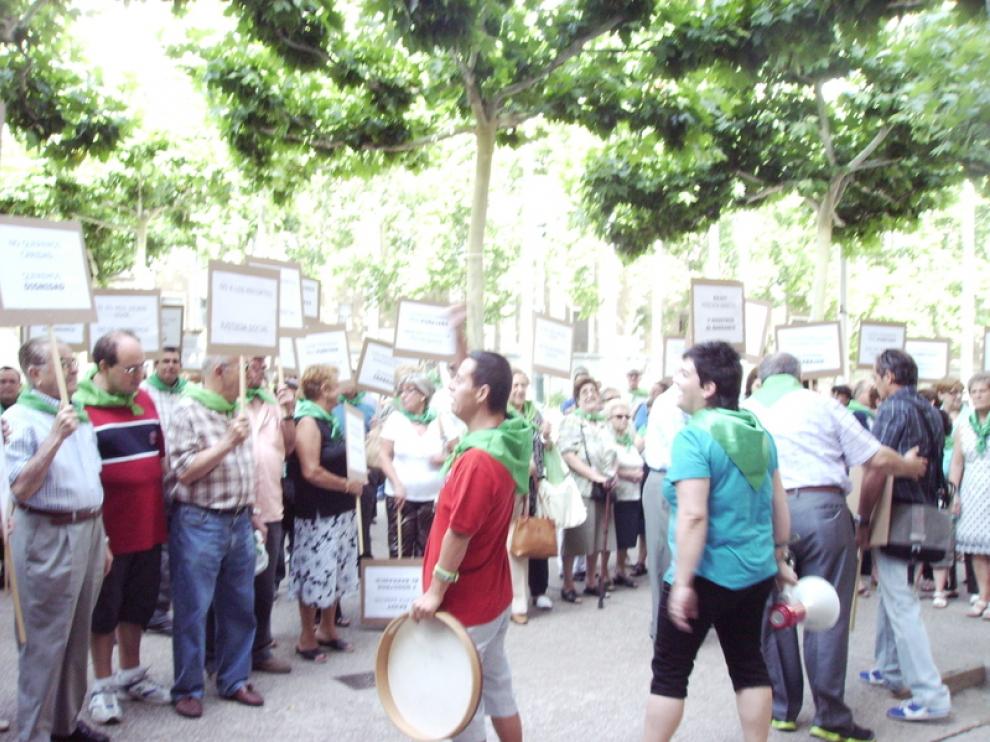 Discapacitados aragoneses y familiares protestan contra los recortes