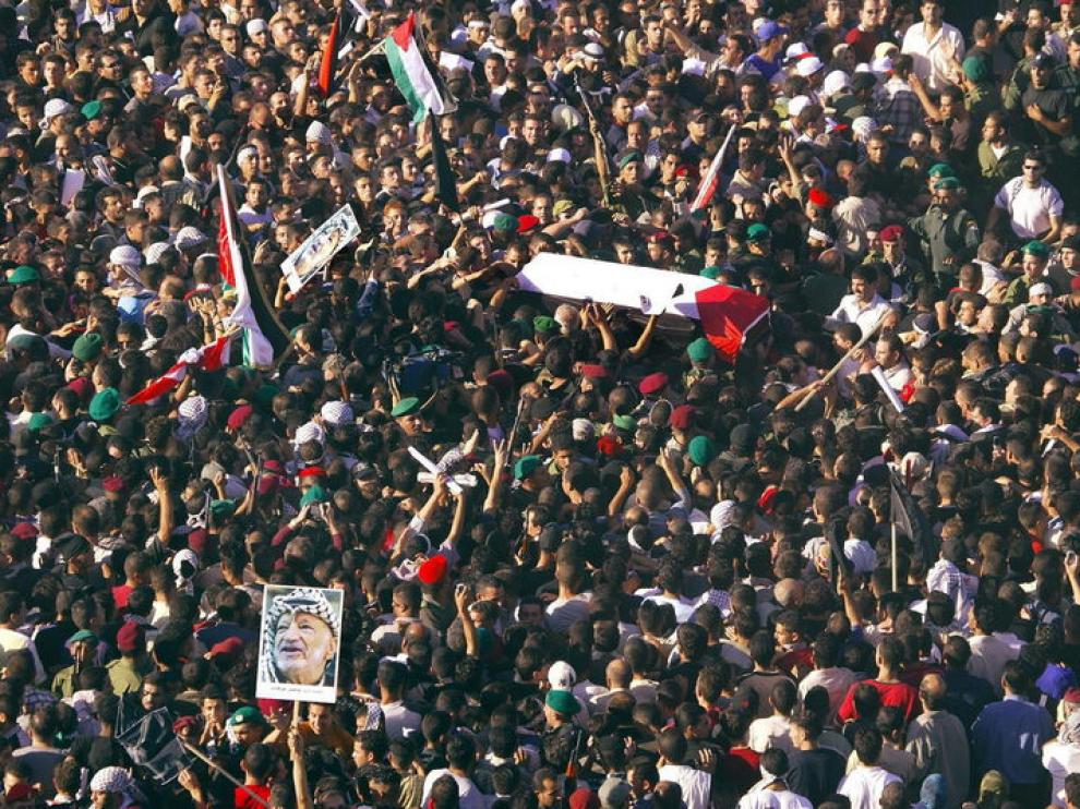 Foto de archivo del entierro del líder palestino Yaser Arafat
