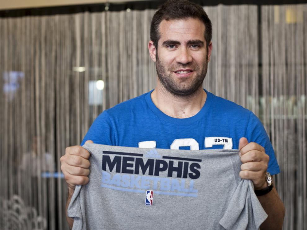 Carlos Cabezas con la camiseta de entrenamiento de Memphis Grizzlies