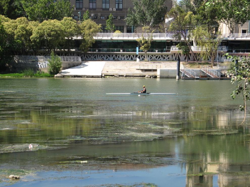Un piragüista en el Ebro, en Zaragoza