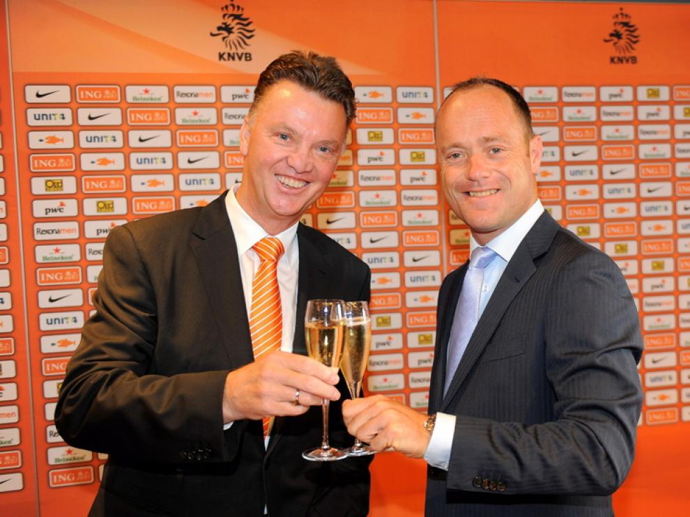 Van Gaal brinda con el director de la federación holandesa