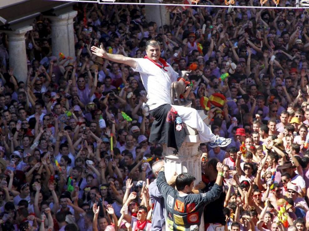 La colocación del pañuelo al Torico inaugura las fiestas de Teruel