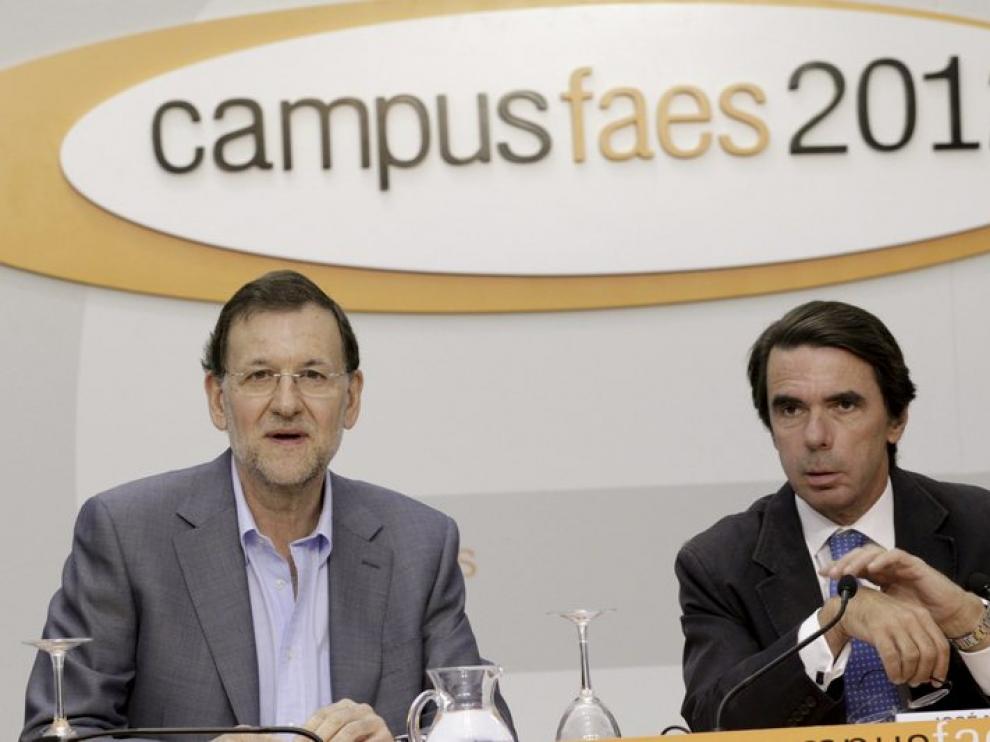 Rajoy, junto a José María Aznar, en la clausura del campus de la FAES