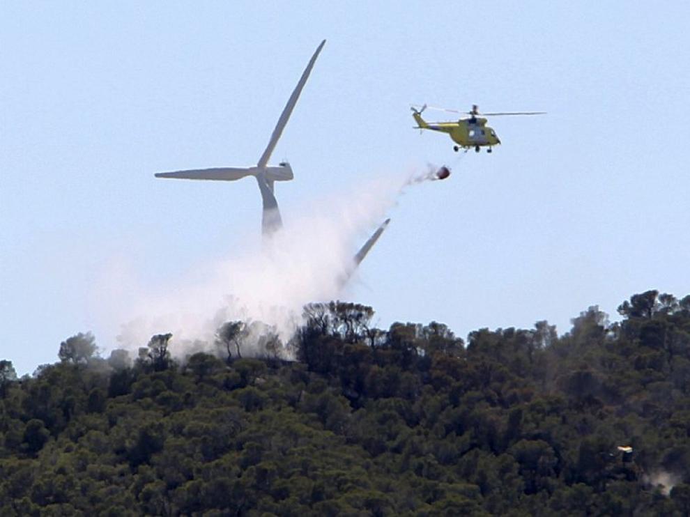 Un helicóptero descarga agua sobre el incendio
