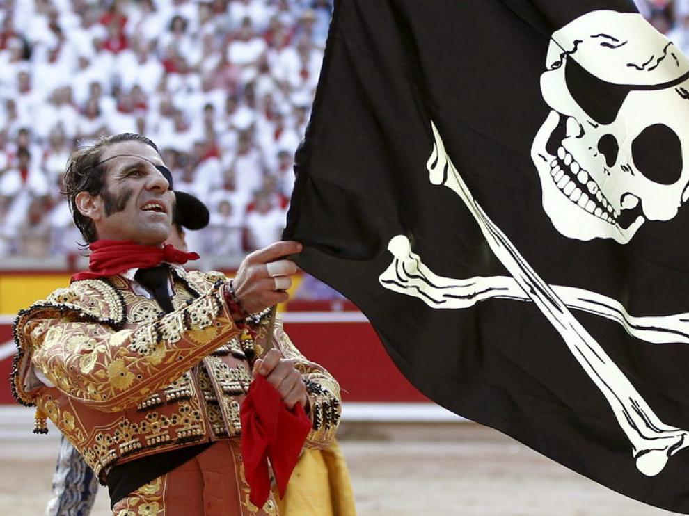 Juan José Padilla ondeando una bandera pirata