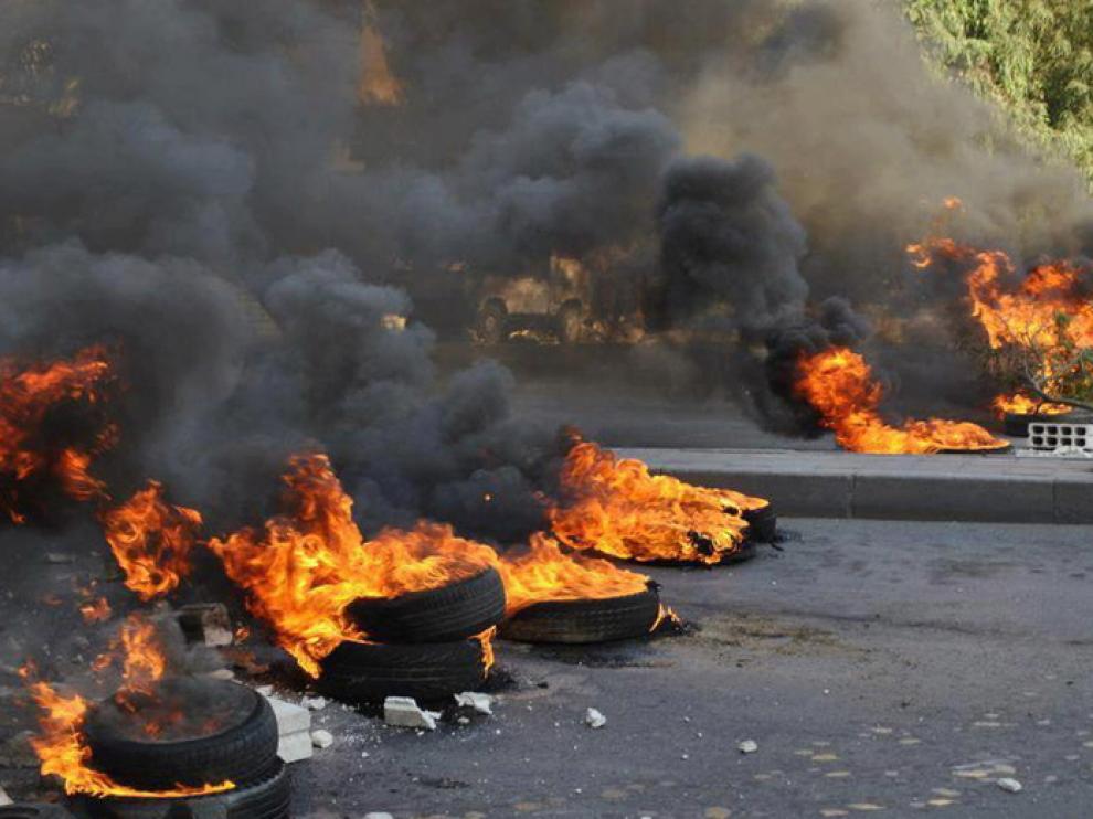 Barricadas de neumáticos quemados en las calles de Damasco