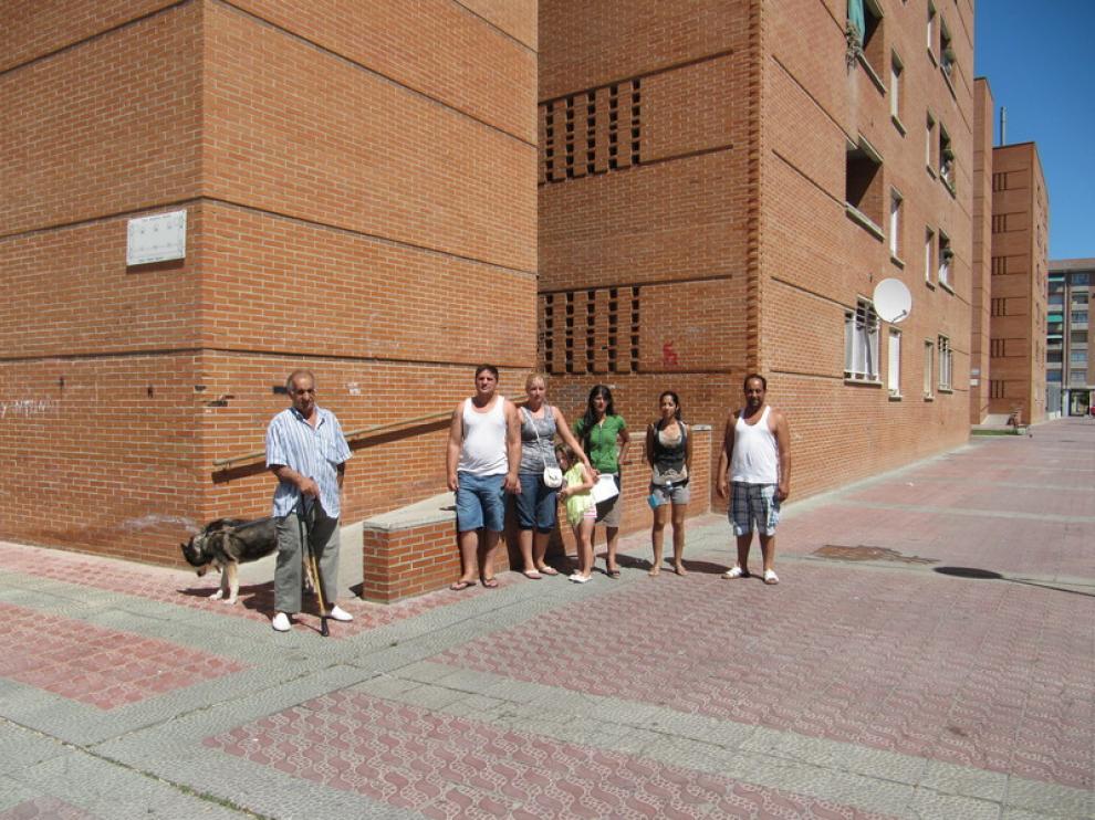 Vecinos de las viviendas sociales de Pedro Saputo, en el Actur