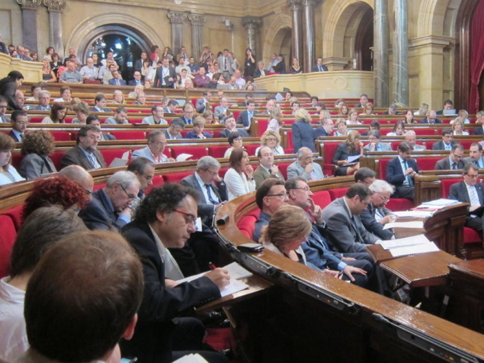 Imagen de un pleno del Parlamento catalán