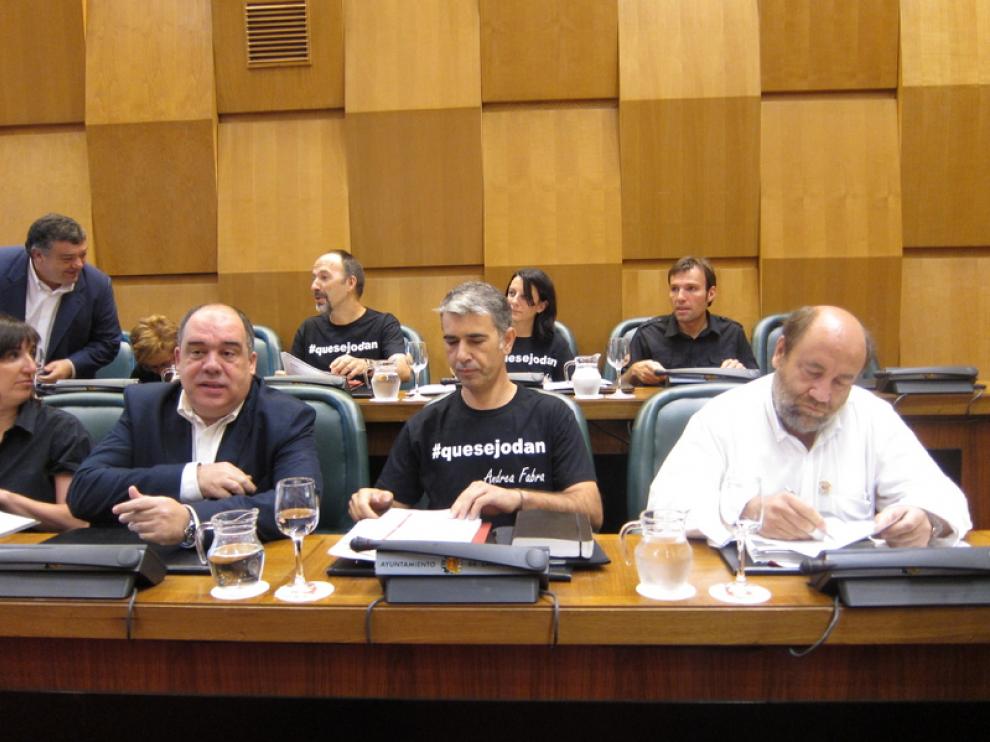 Los concejales de CHA lucen camisetas en el pleno alusivas a Fabra
