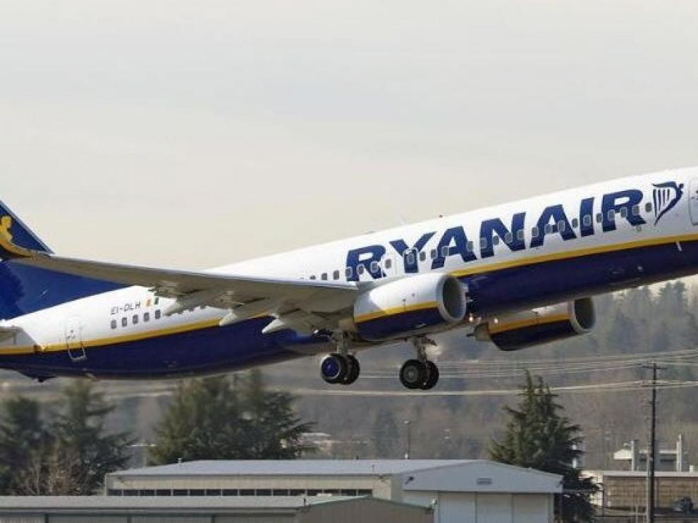 Ryanair relizará pruebas en España en abril para contratar nuevos tripulantes de cabina
