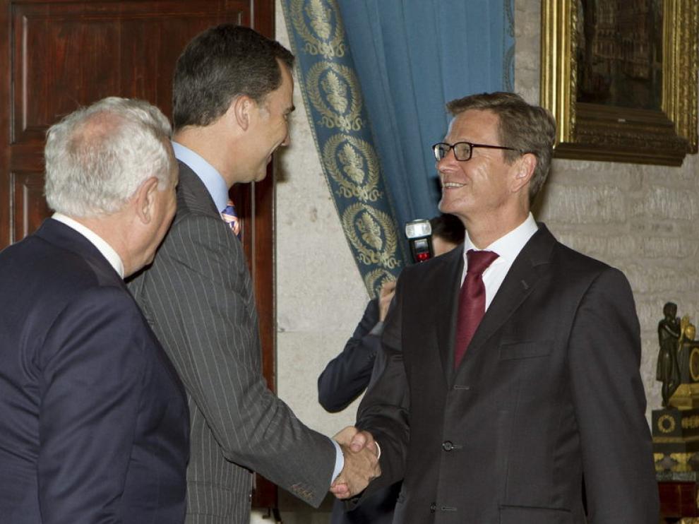 El príncipe Felipe saluda al ministro alemán de Asuntos Exteriores, Guido Westerwelle, junto al español, José Manuel García-Margallo,