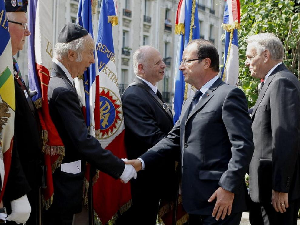 El presidente francés en el homenaje en París.