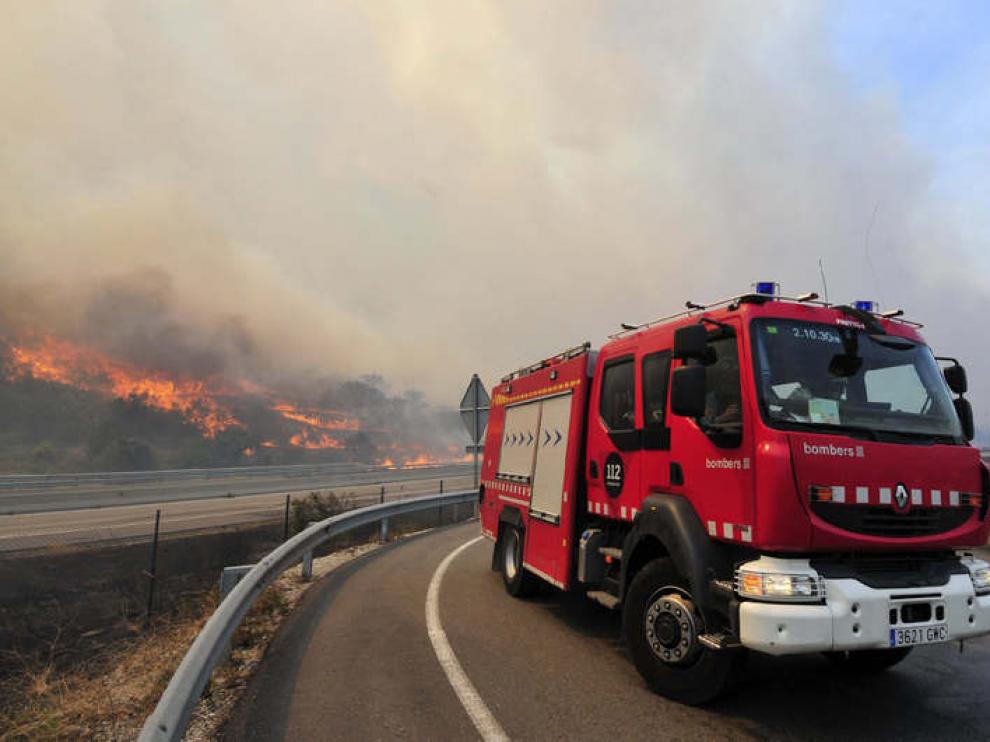 Un vehículo del cuerpo de bomberos se dirige a las labores de extinción del incendio forestal