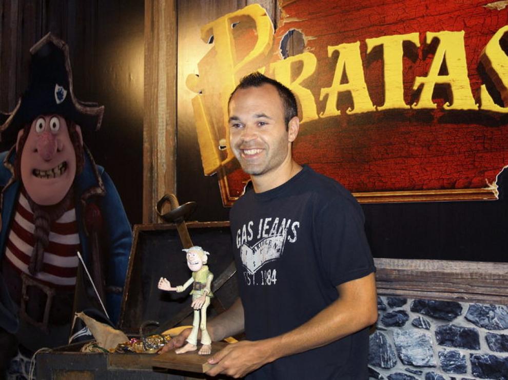 Iniesta posa en Fuentealbilla junto a un cartel de la película