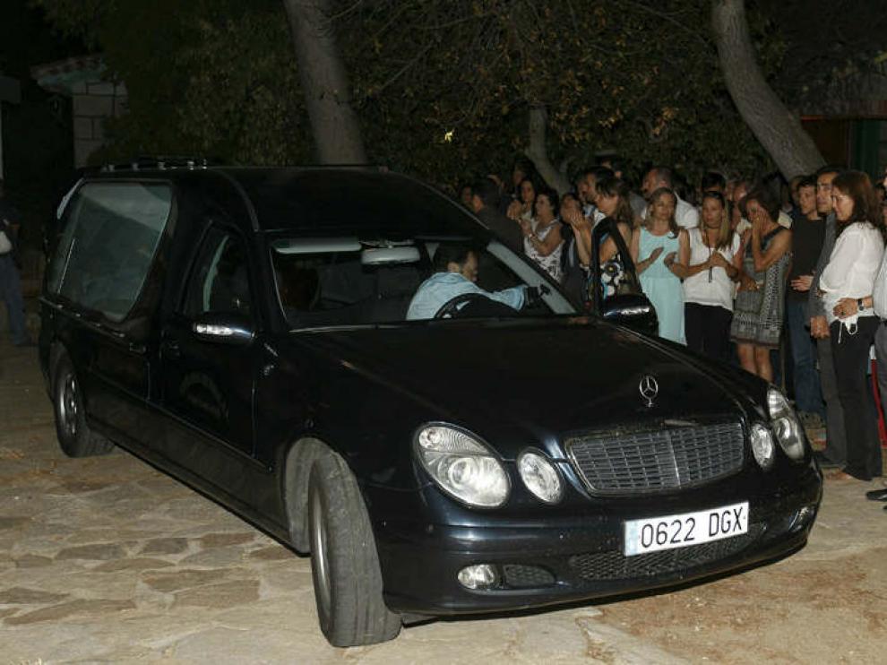 El coche fúnebre que contiene los restos mortales de Peces-Barba llega a Colmenarejo.