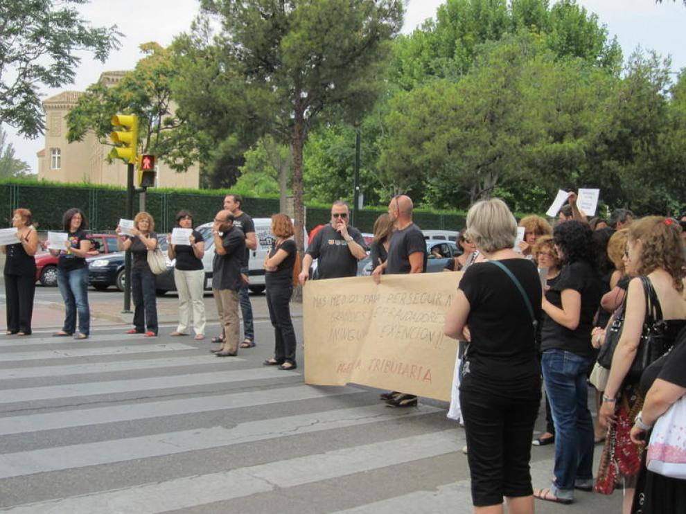 Protesta de funcionarios en Vía Universitas
