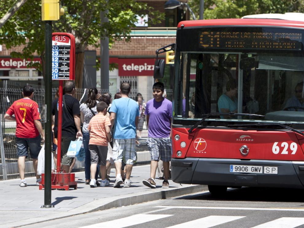 Un autobús circulando en Zaragoza