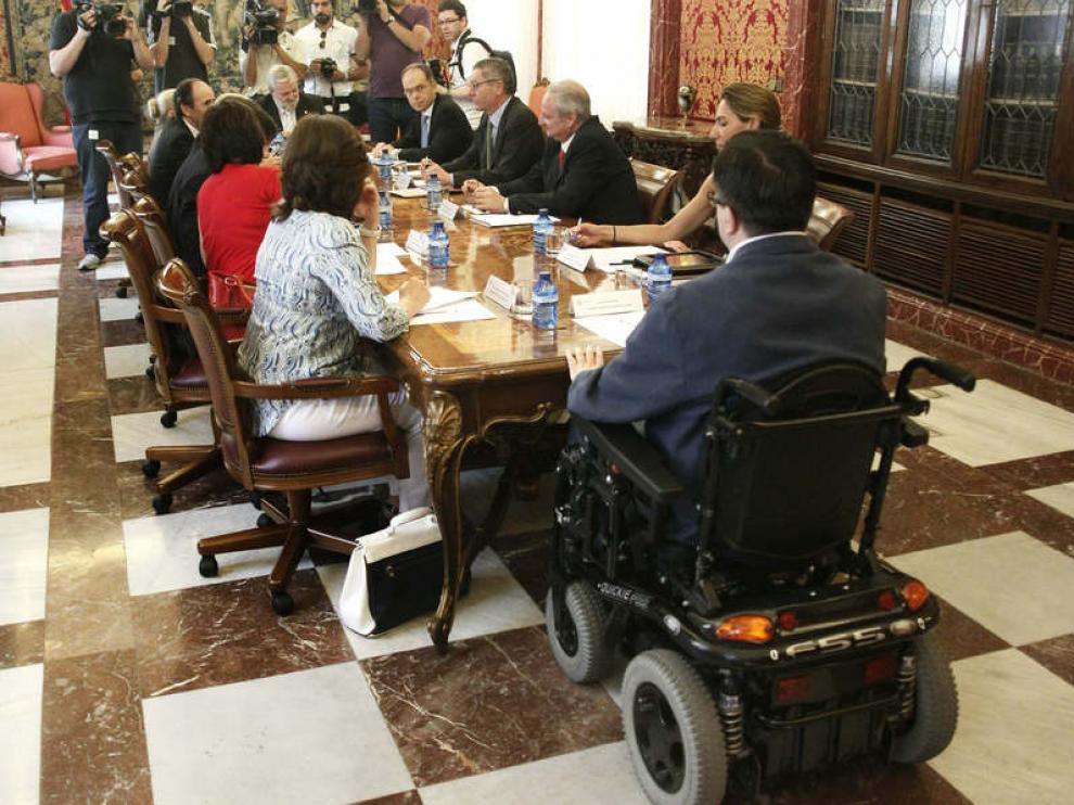 Imagen de archivo de una reunión con representantes del CERMI.