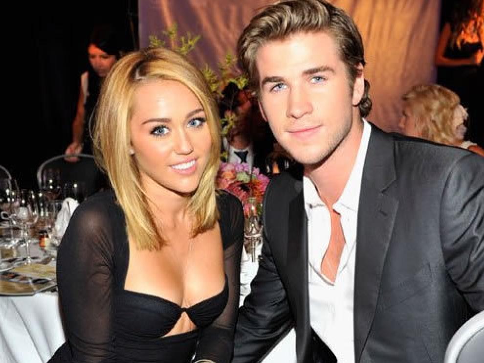 Miley Cyrus, junto a su prometido, Liam Hemsworth.
