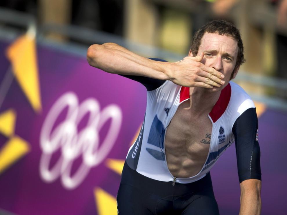 Bradley Wiggins celebra el trinufo