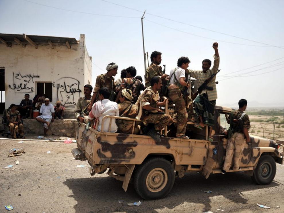 Un vehículo traslada a varios soldados yemenís tras derrotar a un grupo de militantes de Al Qaeda