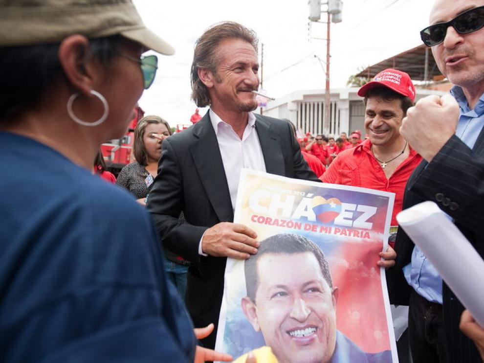 Sean Penn con un cartel electoral