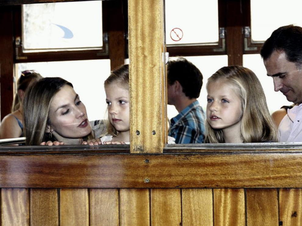 Los príncipes de Asturias junto con sus hijas