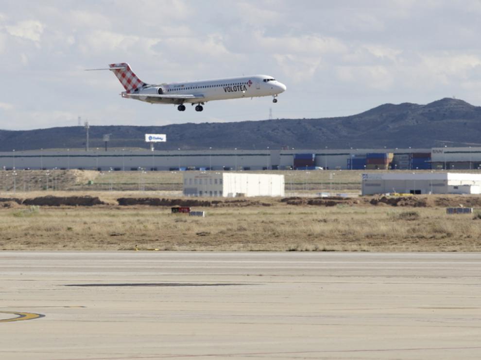 Un avión despega en el aeropuerto de Zaragoza