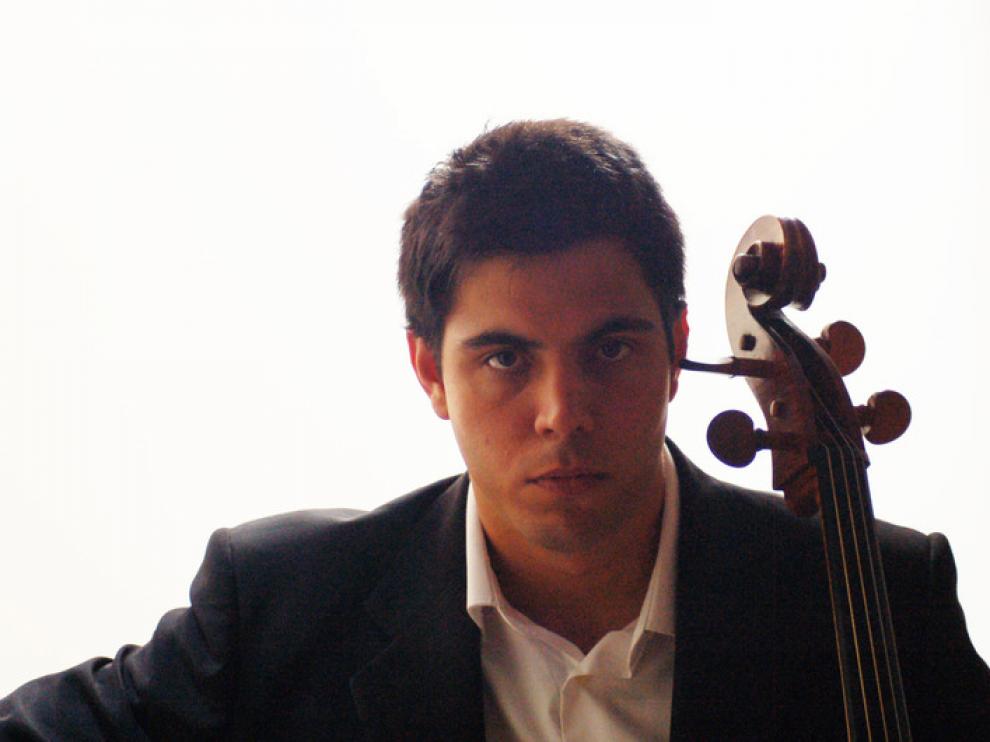 Eros Jaca, violonchelista, foto de archivo.