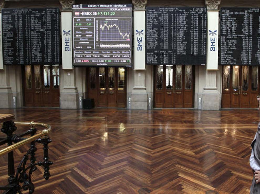 La pantalla de la Bolsa de Madrid refleja la evolución del IBEX 35