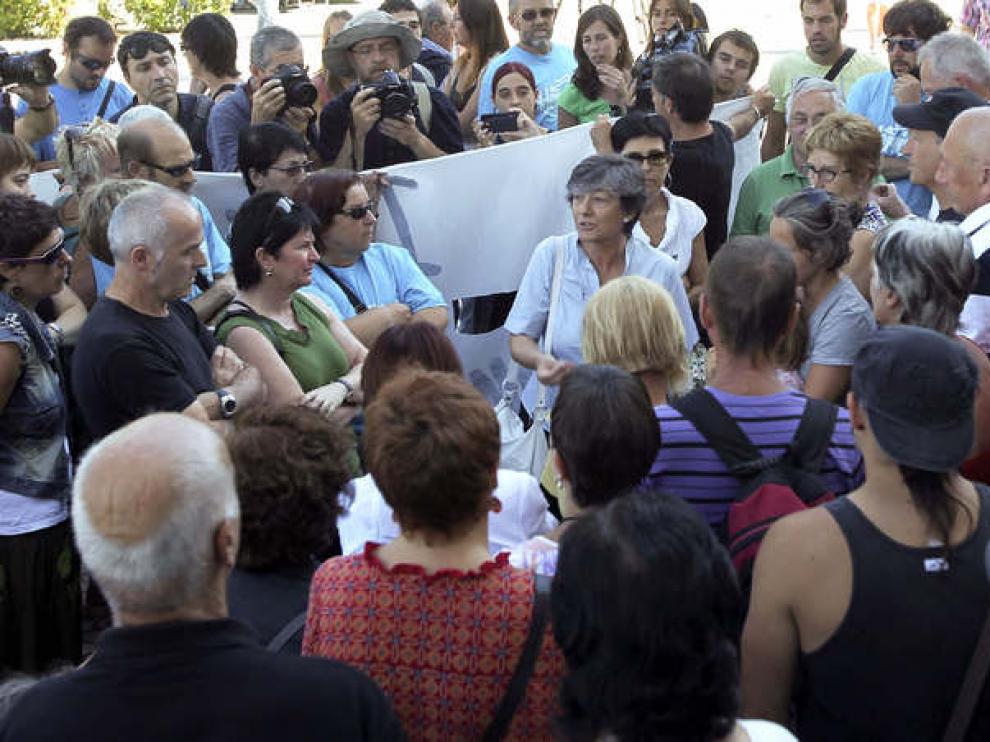 Reclama además otro informe del centro penitenciario y a los servicios centrales penitenciarios sobre el tratamiento que está recibiendo.