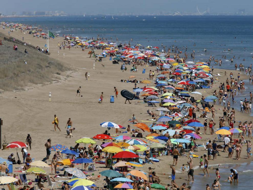 Miles de personas en la playa de El Faro