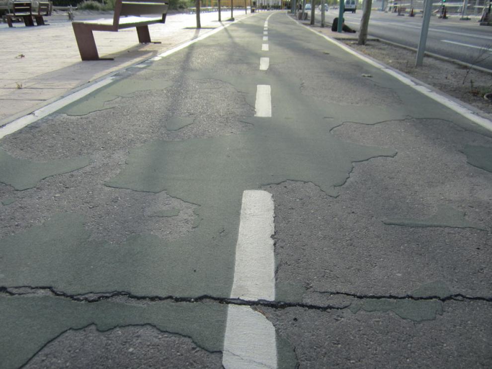 La capa superior del carril se ha levantado