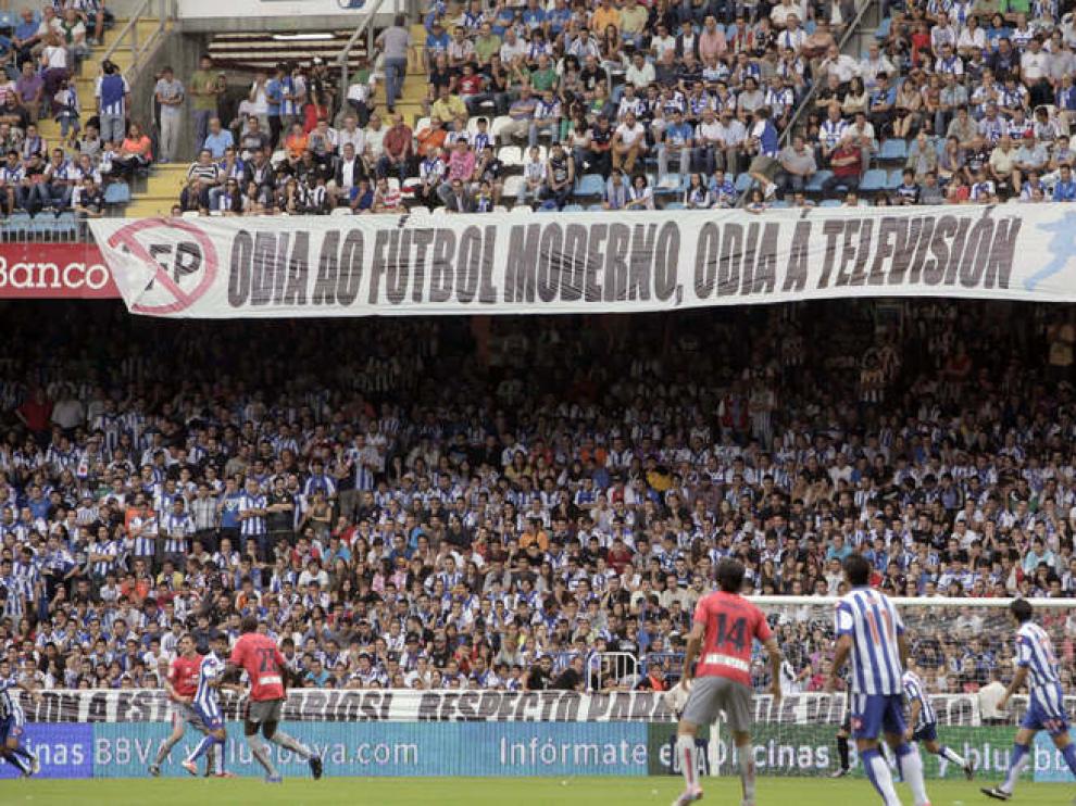 Una de las pancartas que adornaban Riazor