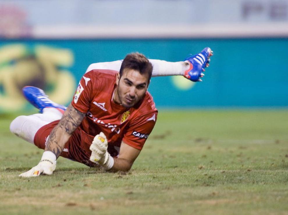 Roberto en una jugada del Real Zaragoza-Valladolid