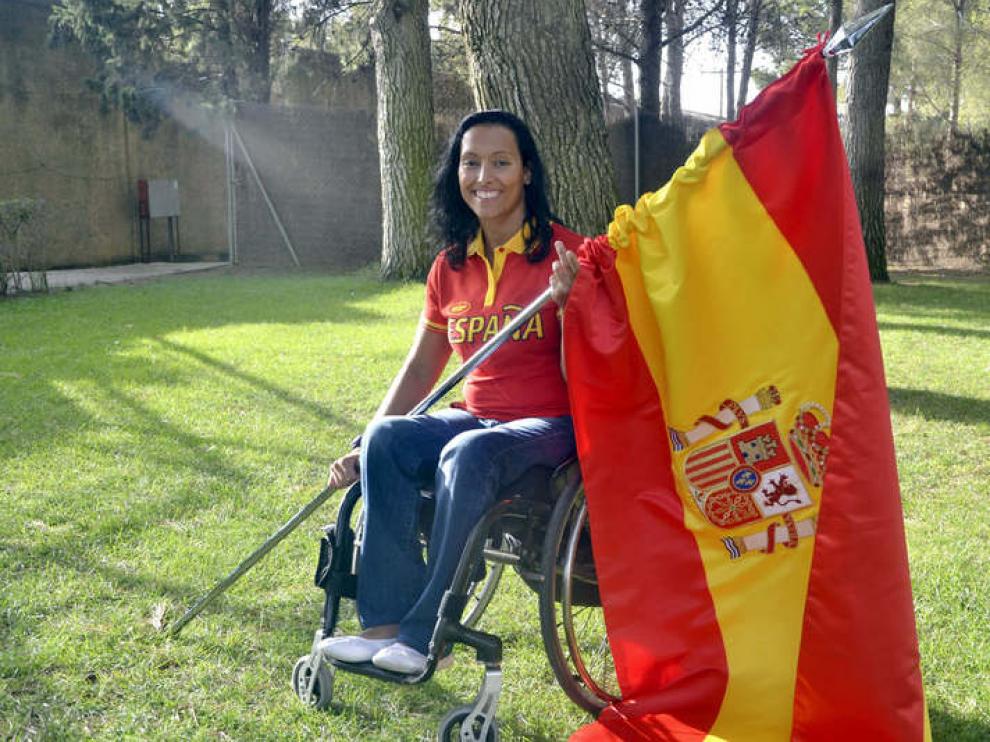 Teresa Perales con la bandera de España
