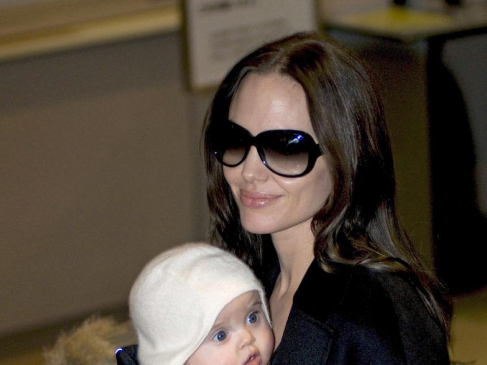 Angelina Jolie con una de sus hijas