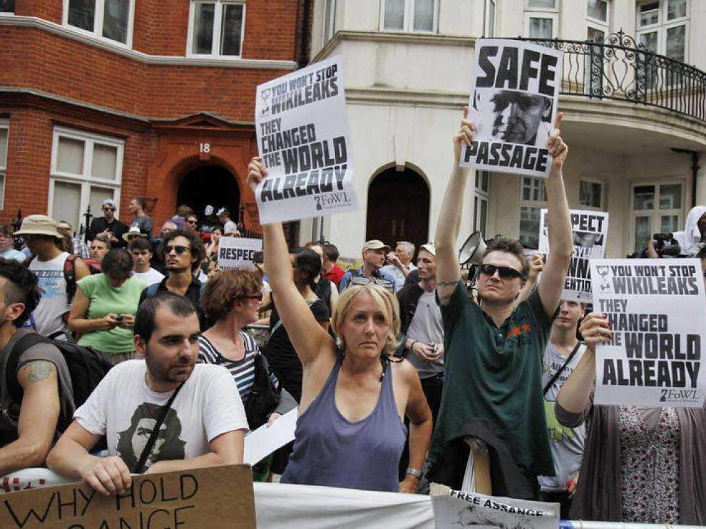 Seguidores de Julian Assange frente a la embajada, el pasado domingo.
