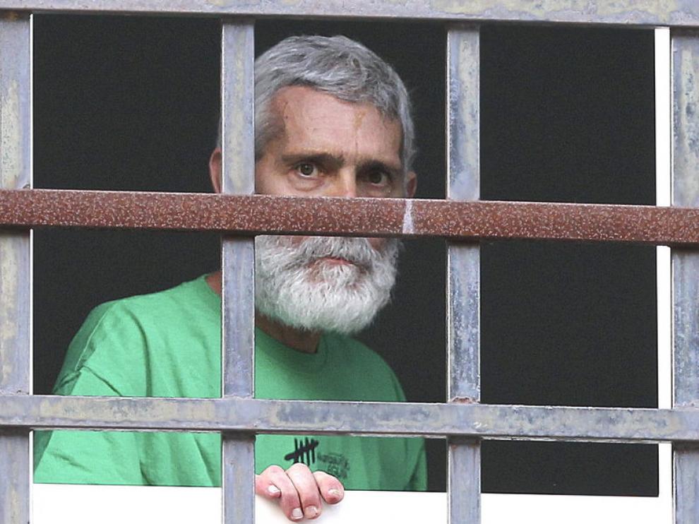 El etarra Josu Uribetxeberria Bolinaga desde la ventana del hospital