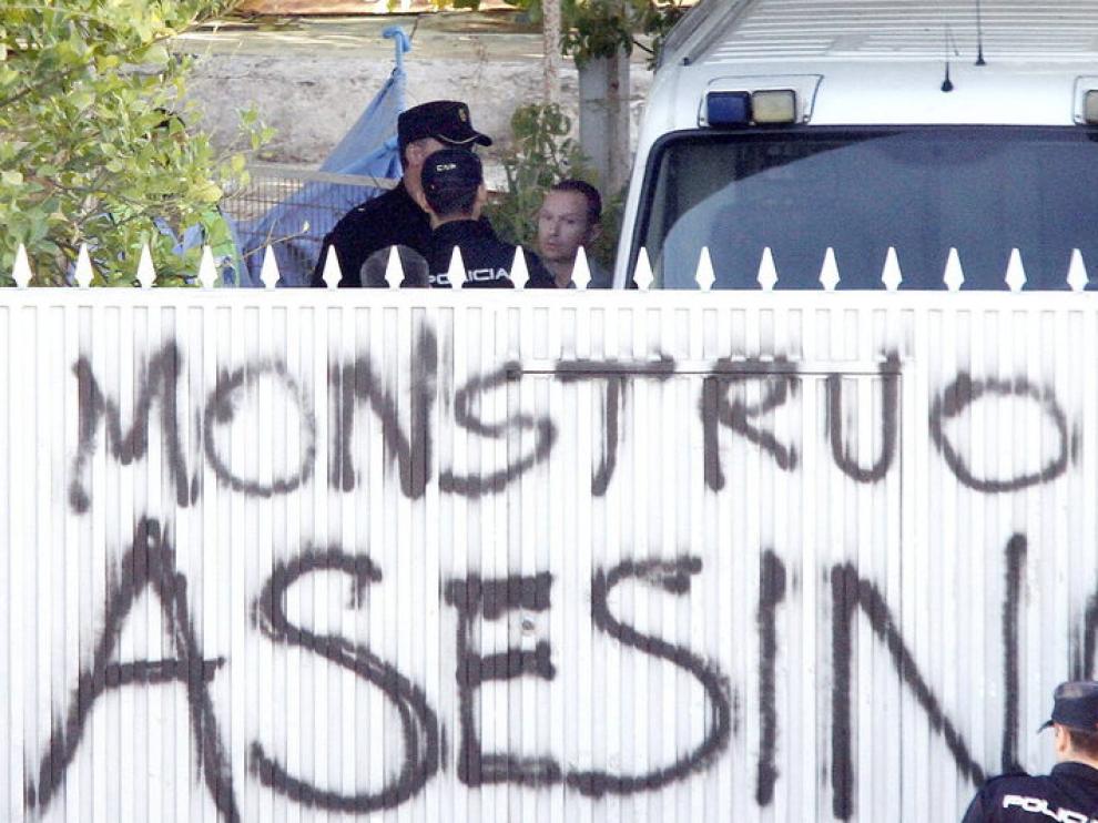 Pintadas contra Bretón en la fachada de Las Quemadillas
