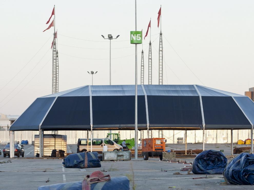Montaje de las carpas de Interpeñas, durante el año pasado