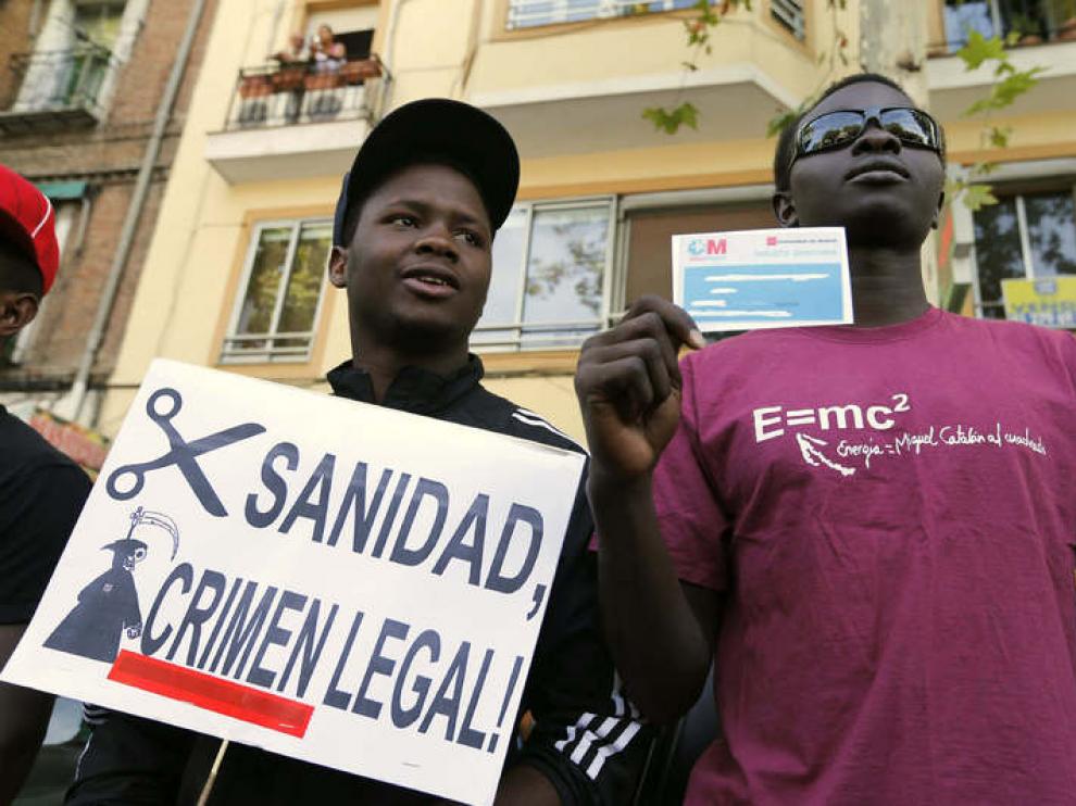 Asociaciones frente al Gregorio Marañón contra la retirada de las tarjetas sanitarias a inmigrantes