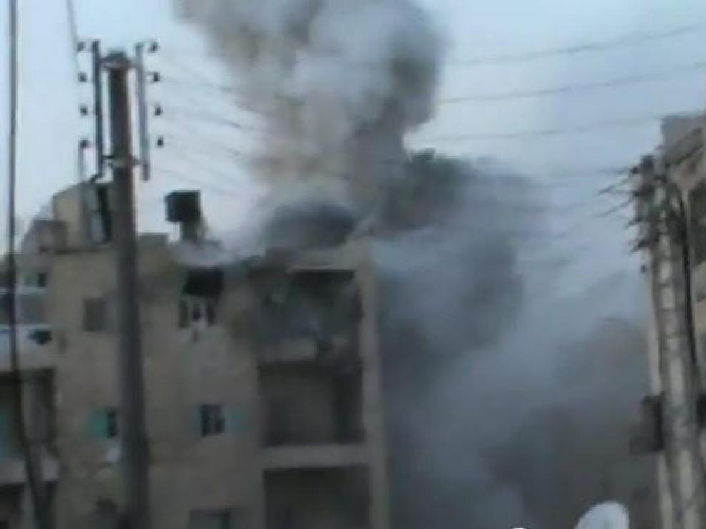 Una columna de humo tras un ataque contra un edificio en Alepo, Siria.