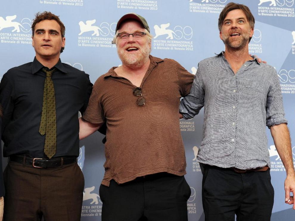 Phoenix y Hoffmann posan junto al director de 'The Master', Paul Thomas Anderson.