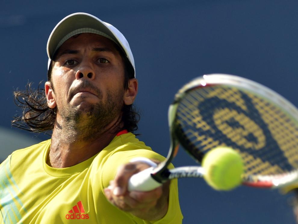 Verdasco golpea una bola en el partido que le ha enfrentado contra Federer