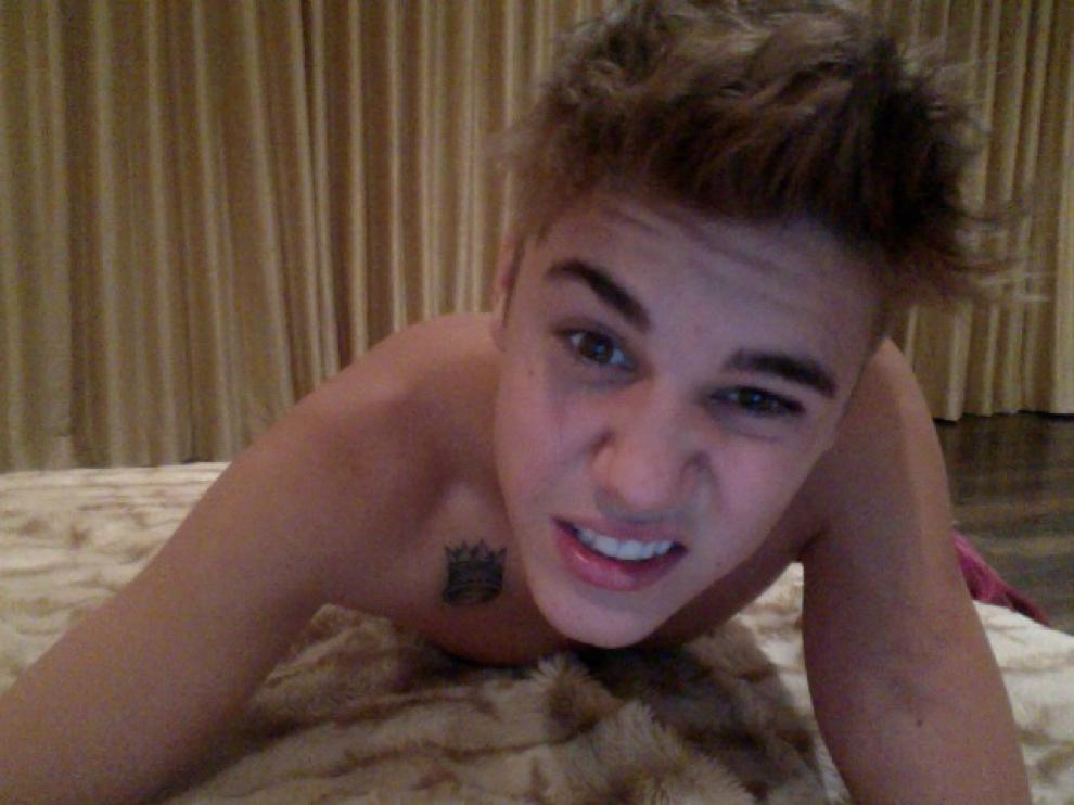 Justin enseñando su nuevo tatuaje